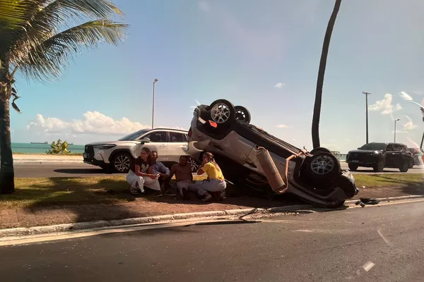 Carro com criança capota em trecho da Av. Assis Chateaubriand