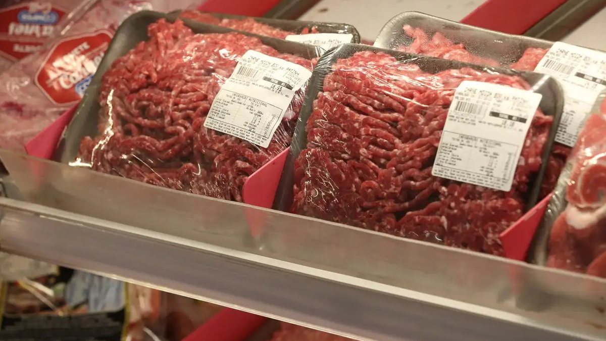 Funcionário de supermercado é preso por furto após trocar etiquetas para levar carnes com preço baixo