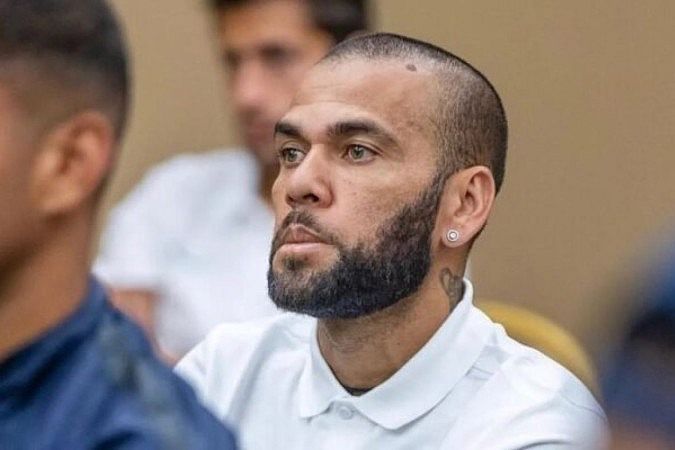 Daniel Alves muda novamente a versão e dirá que estava bêbado em balada