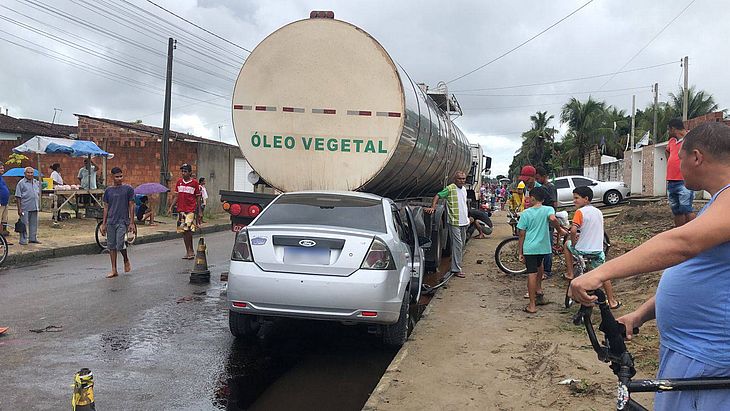 Homem morre após bater carro em traseira de caminhão