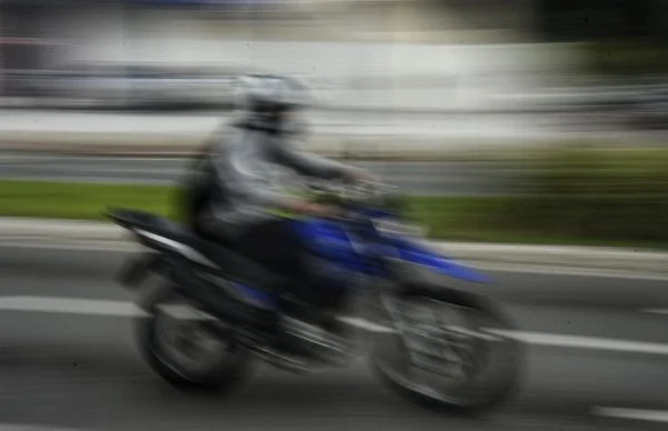 Homem sem CNH é flagrado conduzindo motocicleta em alta velocidade, em Palmeira dos Índios