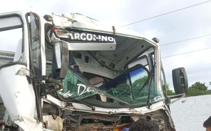 Homem fica gravemente ferido em colisão de dois caminhões no interior de AL