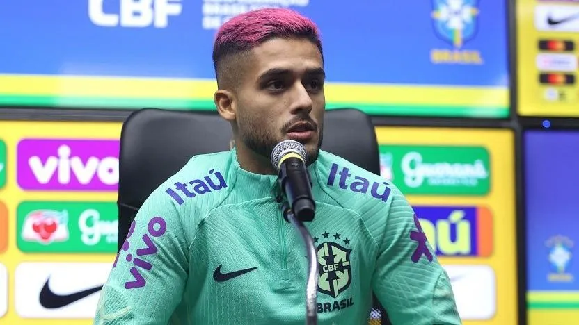 CBF pede para lateral tirar cabelo rosa na Seleção: “é meio vacilão”