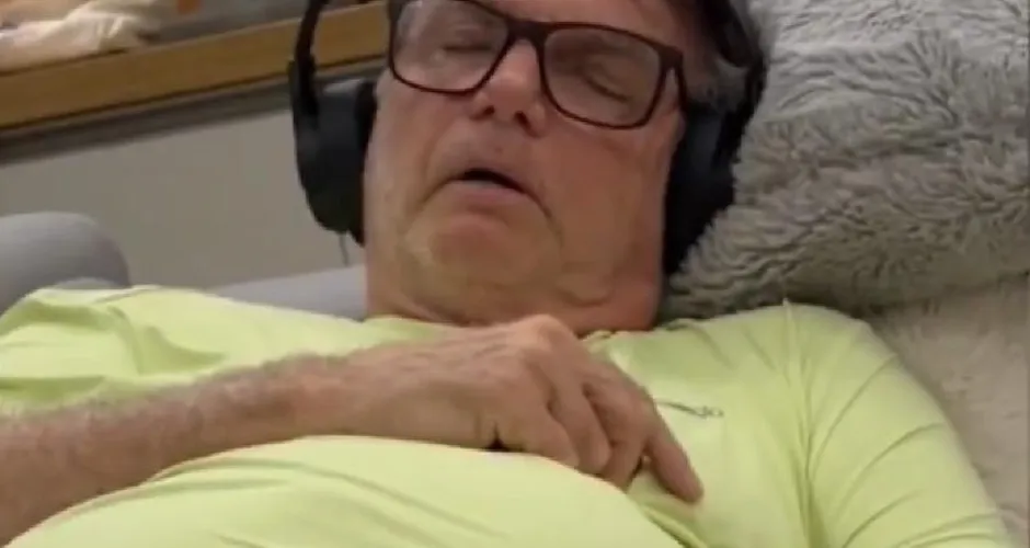 Carlos Bolsonaro divulga vídeo e diz que estado de saúde do pai é 'gravíssimo'