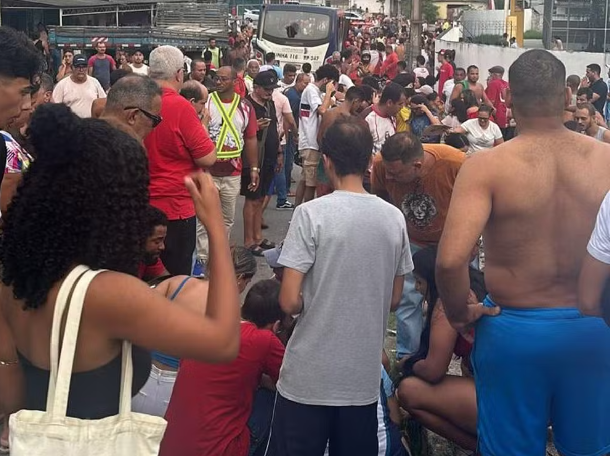 Atropelamento aconteceu durante procissão no bairro de Marcos Freire, em Jaboatão dos Guararapes — Foto: Reprodução/WhatsApp