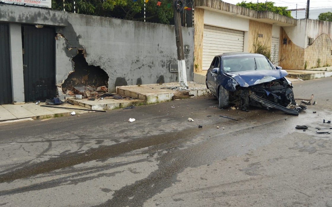 Motorista perde controle de veículo, atinge poste e muro de casa