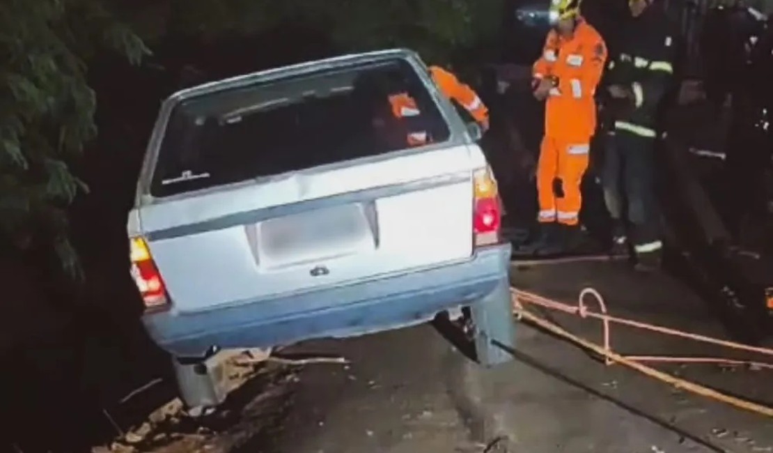 Motorista fica uma hora com pé no freio para carro não despencar em ribanceira