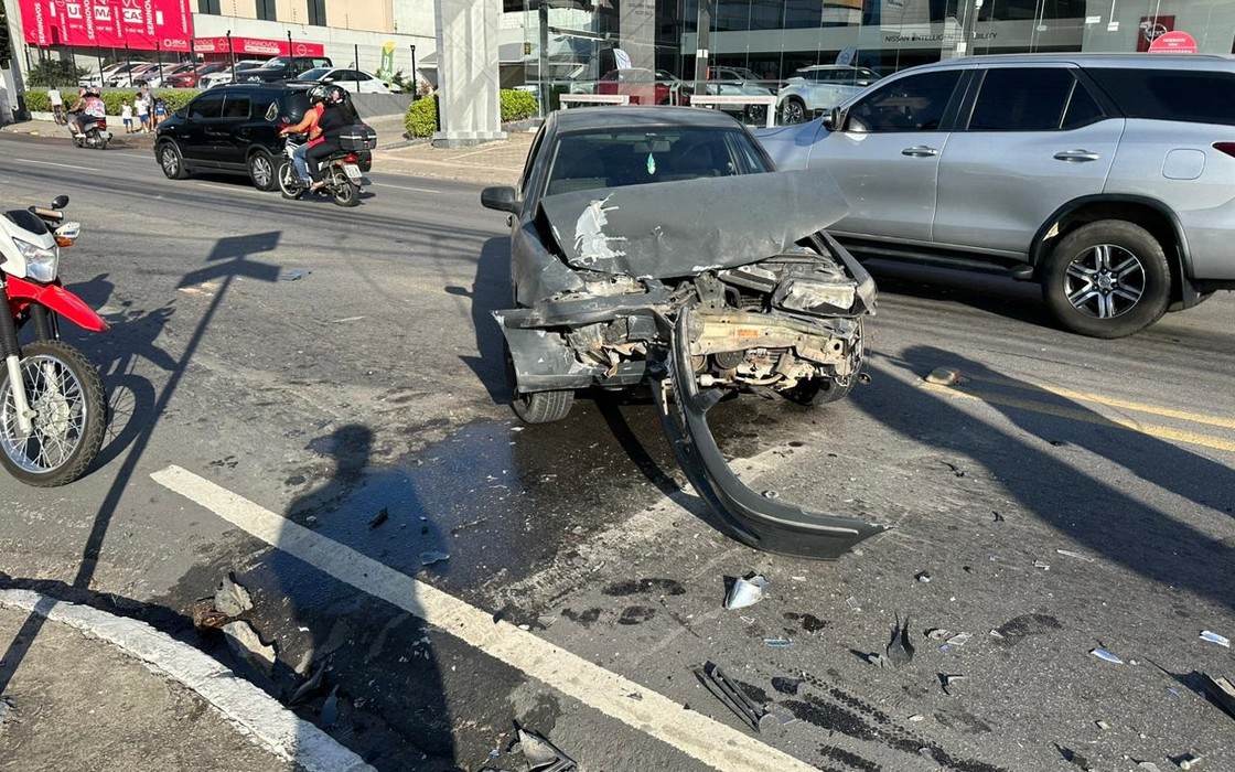 Colisão entre carros deixa trânsito complicado na Gustavo Paiva