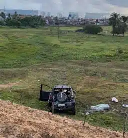 Veículo capota e deixa quatro feridos