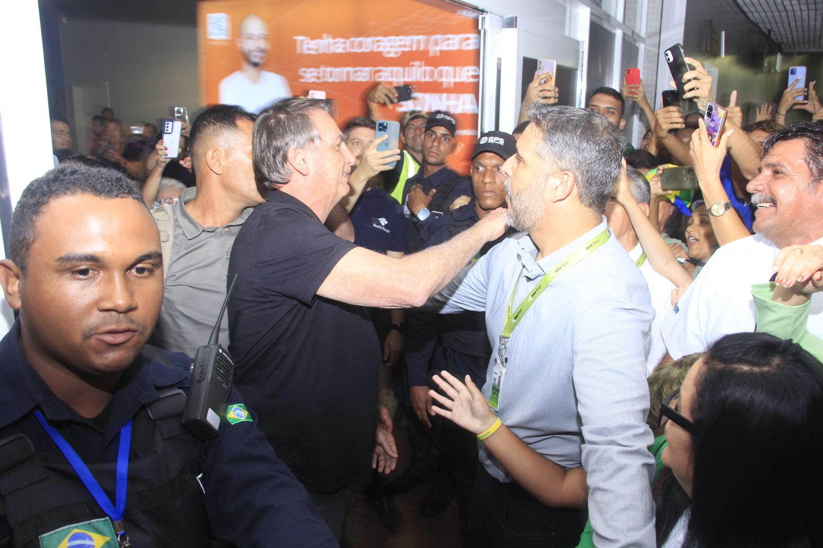 Bolsonaro é recepcionado no aeroporto Zumbi dos Palmares por apoiadores. - Foto: Guido Jr