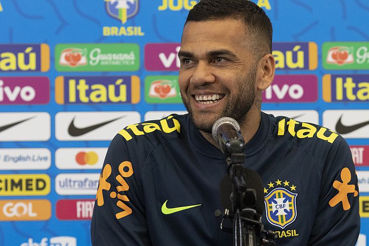 Preso na Espanha, Daniel Alves tem acesso a piscina e jogos de futebol