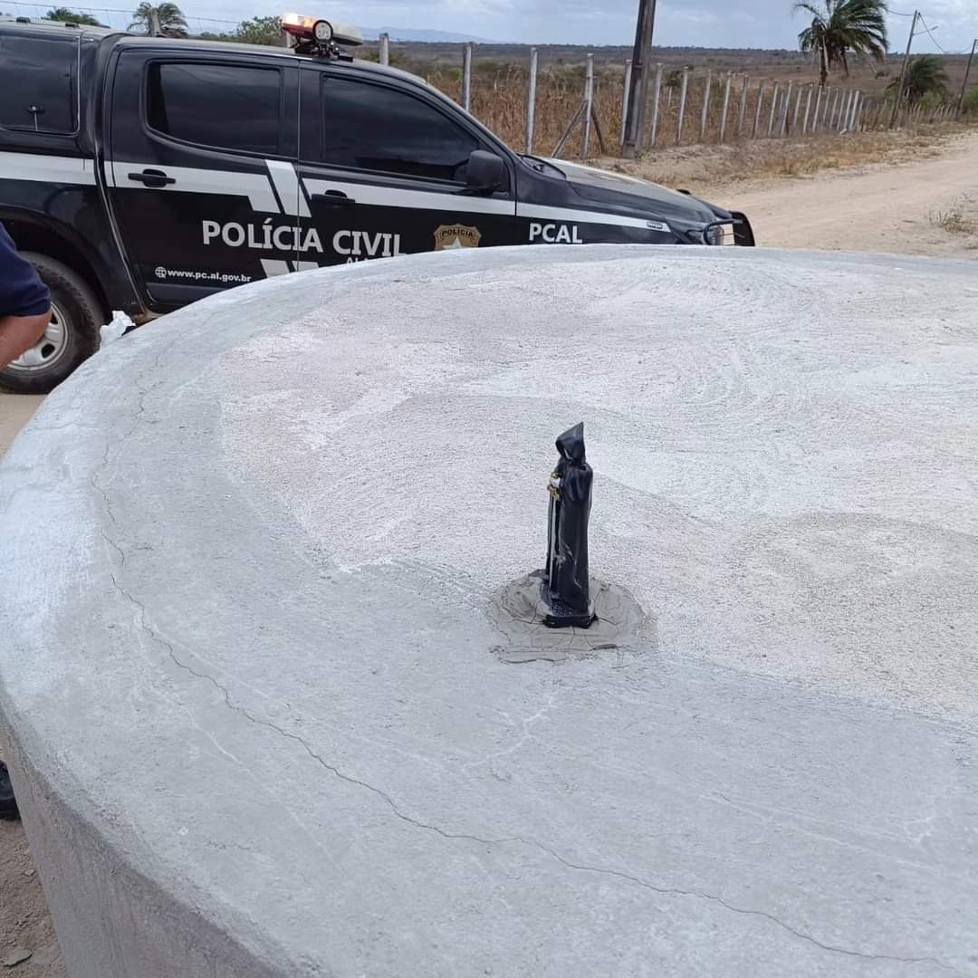 A situação inusitada mobilizou uma equipe da Polícia Militar, outra da Polícia Civil e até um padre foi chamado para benzer o lugar - Foto: Tribuna do Sertão