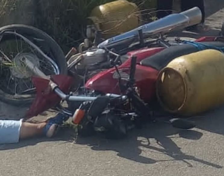 Mototaxista morre após colisão entre motos na BR-101, em Junqueiro