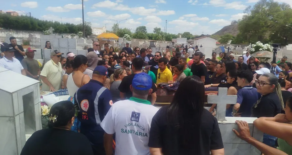 Corpo de enfermeiro assassinado a tiros em motel é enterrado sob forte comoção em Batalha