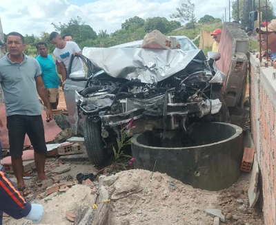 Após a colisão, o carro atingiu o muro de uma casa- Foto: Reprodução