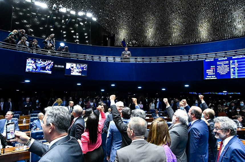 PEC da transição é aprovada no senado com votos de Collor, Cunha e Renan a favor da proposta