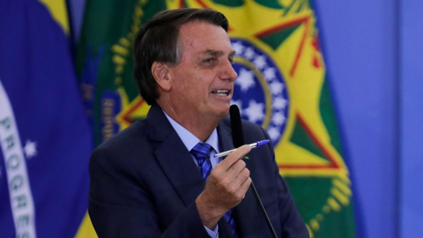 Bolsonaro sanciona piso salarial de R$ 4.750 para enfermeiros