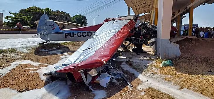 Avião atinge van e moto antes de cair e deixa dois gravemente feridos em Teresina