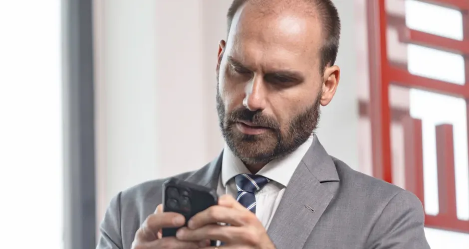 STF formaliza ação penal que torna Eduardo Bolsonaro réu por coação