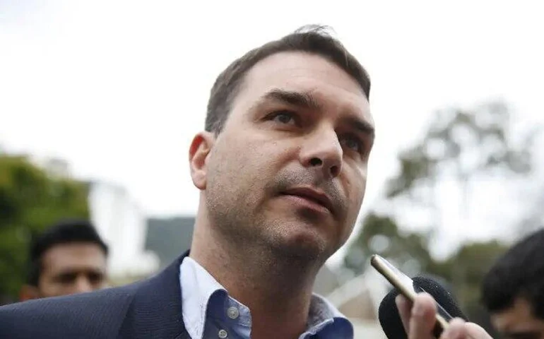 Flávio Bolsonaro ganha força e altera cálculos do Centrão após pesquisa Quaest