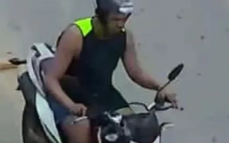 Prefeitura de Palmeira dos Índios divulga imagens de homem que roubou moto de funcionária de ótica