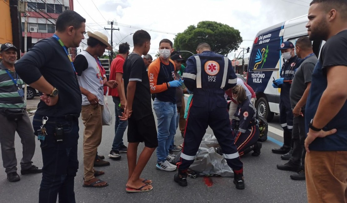 Mulher morreu ao tentar atravessar a Fernandes Lima, em Maceió