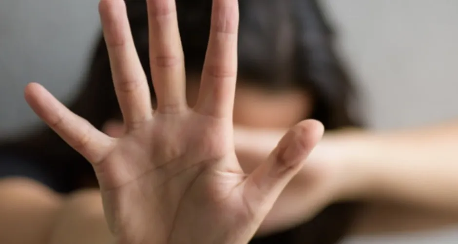 Homem tenta matar mulher com socos, pauladas e facadas em Maceió