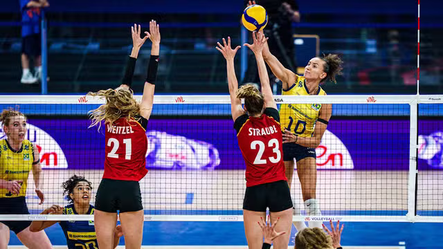 Gabi Guimarães marcou 12 pontos diante da Alemanha (Foto: Voleyball World)