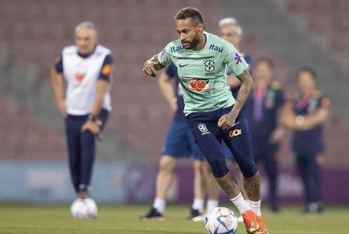 Neymar posta foto treinando com bola e anima torcida por retorno