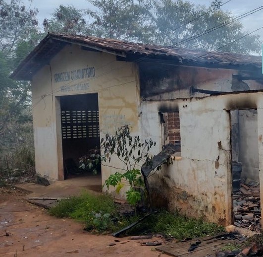 Filho bota fogo em casa da mãe e incêndio destrói imóveis, na zona rural de Arapiraca