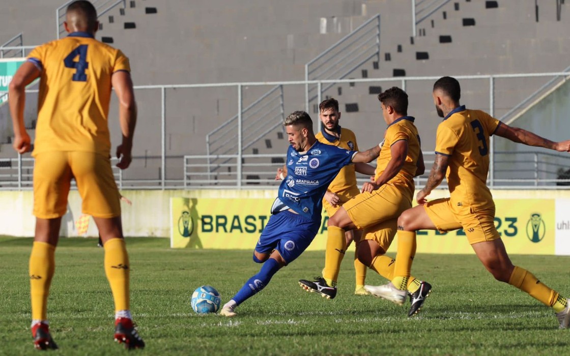 Em Arapiraca, Cruzeiro vence líder Retrô e segue vivo na Série D: 2x1