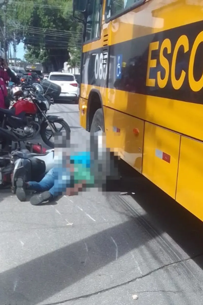 Motociclista morre após colidir com ônibus escolar e ser atropelado no Farol