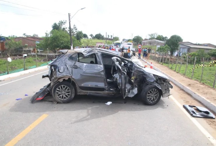 Carro tentou ultrapassagem proibida e provocou acidente com duas mortes. | Foto: Perícia Oficial