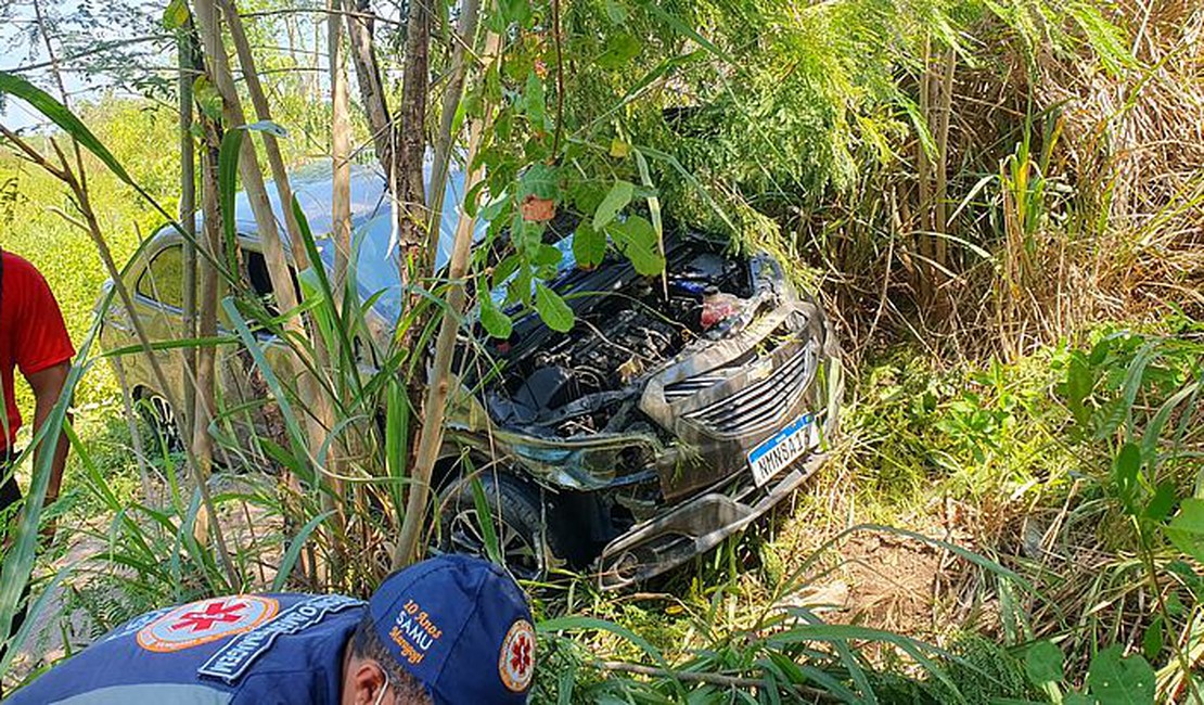 Motorista perde controle de carro, sai da pista e fica ferido na AL 101