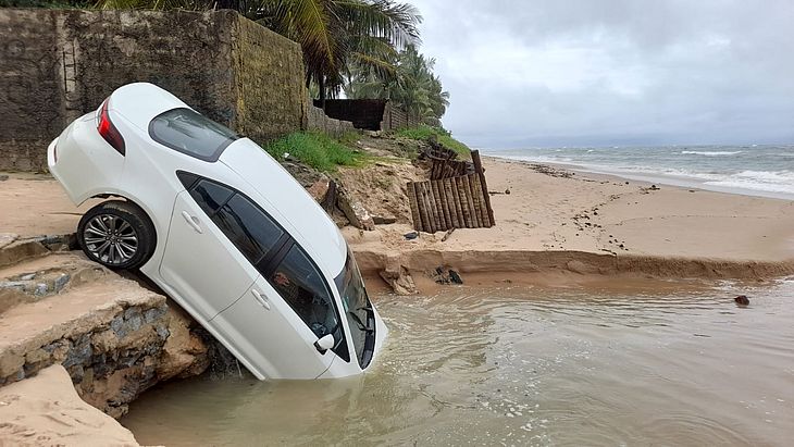 Corolla cai de elevação e fica parcialmente submerso na praia de Garça Torta