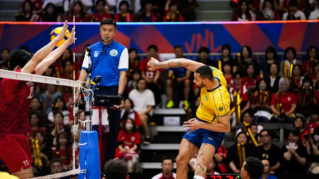 Alan, um dos destaques da seleção brasileira, explora o bloqueio adversário (Foto: divulgação/Volleyball World)