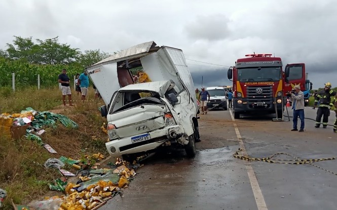 Caminhão de cerveja capota e motorista fica preso às ferragens; vídeos