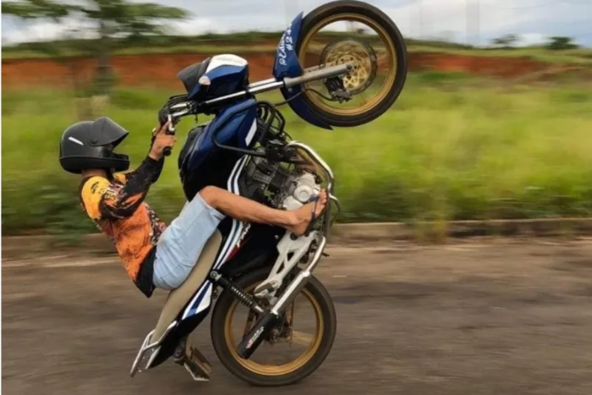 Motociclista sem habilitação é preso ao ser flagrado empinando moto em Palmeira dos Índios