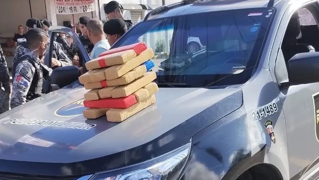 Homem é preso com tabletes de maconha após bater carro durante perseguição policial