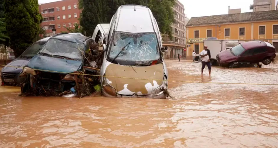 Rua inundada com carros destruídos após enchentes em Valencia, na Espanha, em 30 de outubro de 2024. Foto: AP Foto/Alberto Saiz