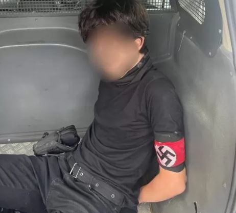 Adolescente usava uma faixa com a suástica no braço, simbolo do nazismo