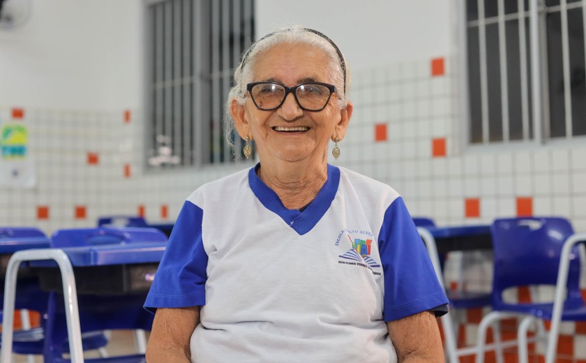 Aluna de 78 anos comemora ao escrever o nome pela primeira vez