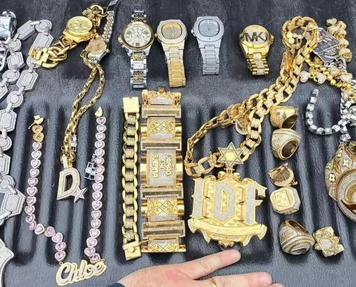 Família de traficante é detida tentando fugir do país com fortuna em joias