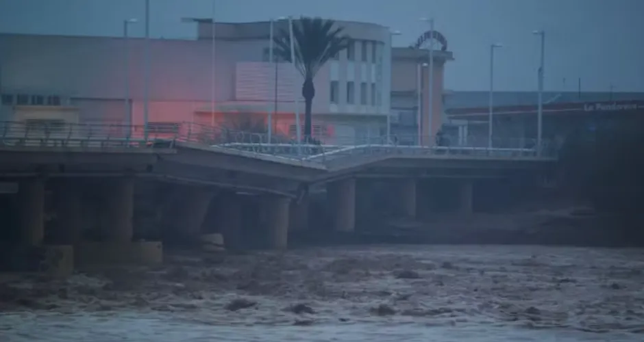 Chuvas torrenciais em Valência, na Espanha, provocaram o desabamento parcial de ponte sobre rio no dia 30 de outubro de 2024. Foto: Eva Mañez/Reuter