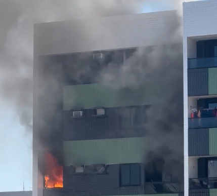 Celular na tomada pode ter provocado incêndio em apartamento em Ponta Verde