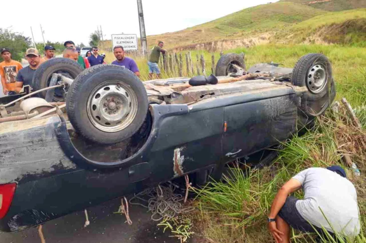 Motorista perde controle e veículo capota na BR-104