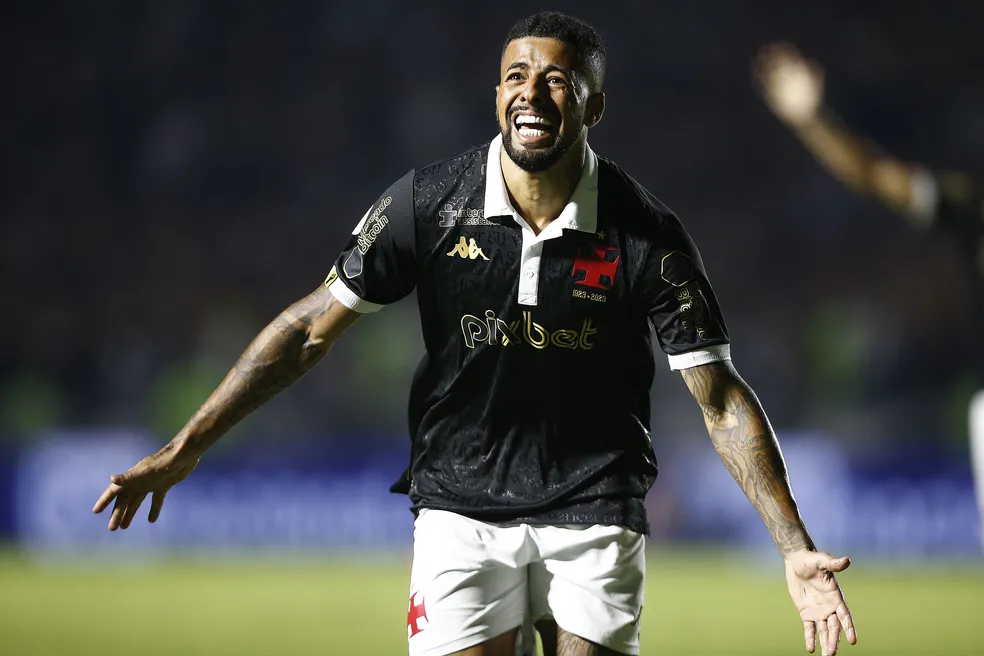 Paulinho comemora gol do Vasco — Foto: Getty Images