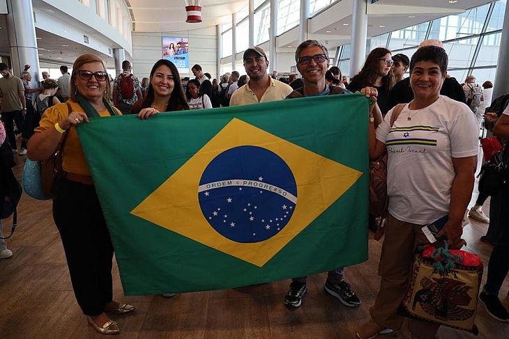 Primeiros 211 brasileiros resgatados em Israel chegam a Brasília