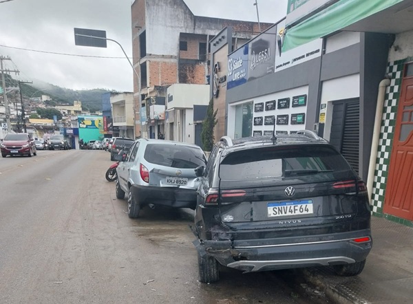 Carro atinge veículos estacionados em frente à farmácia Santa Rita em Palmeira dos Índios