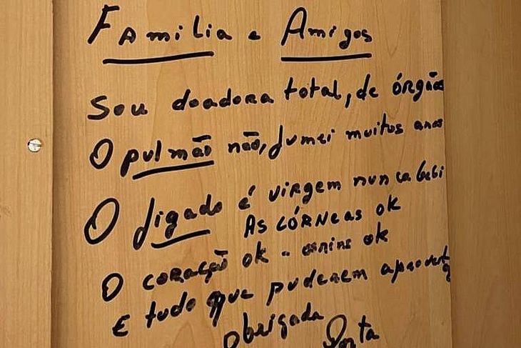 Idosa com Alzheimer deixa desejo escrito em guarda-roupa 